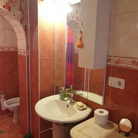 Джулия Vilă *