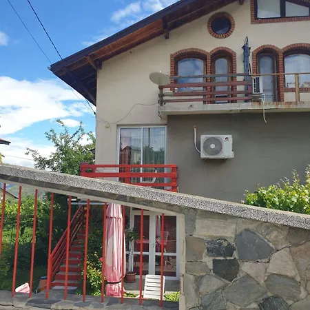 Джулия Vilă *
